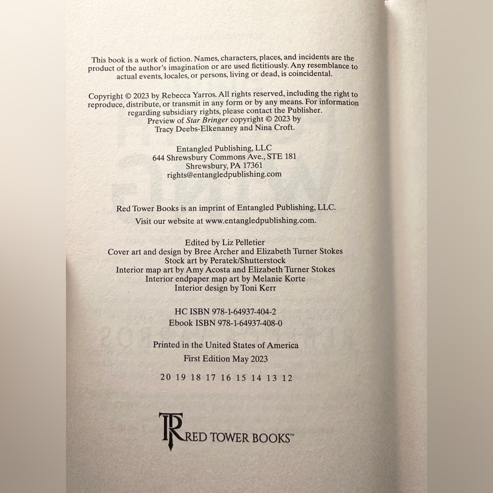 Fourth Wing Hardcover Yarros, Rebecca (The Empyrean #1) Adult Fantasy Romance - Picture 5 of 7